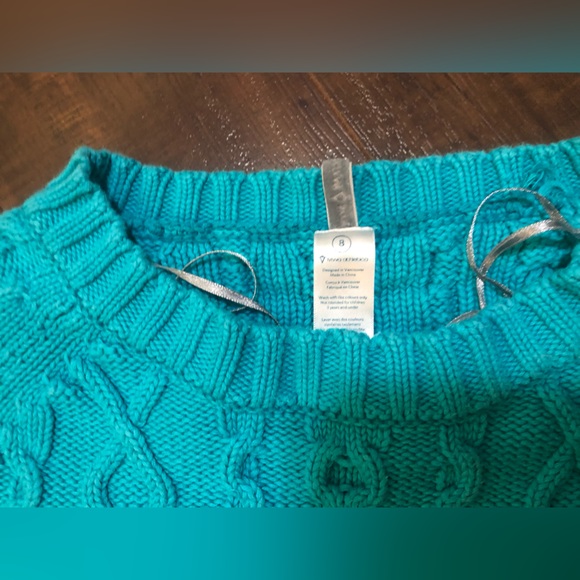 Ivivva sweater size 8 - Picture 3 of 4